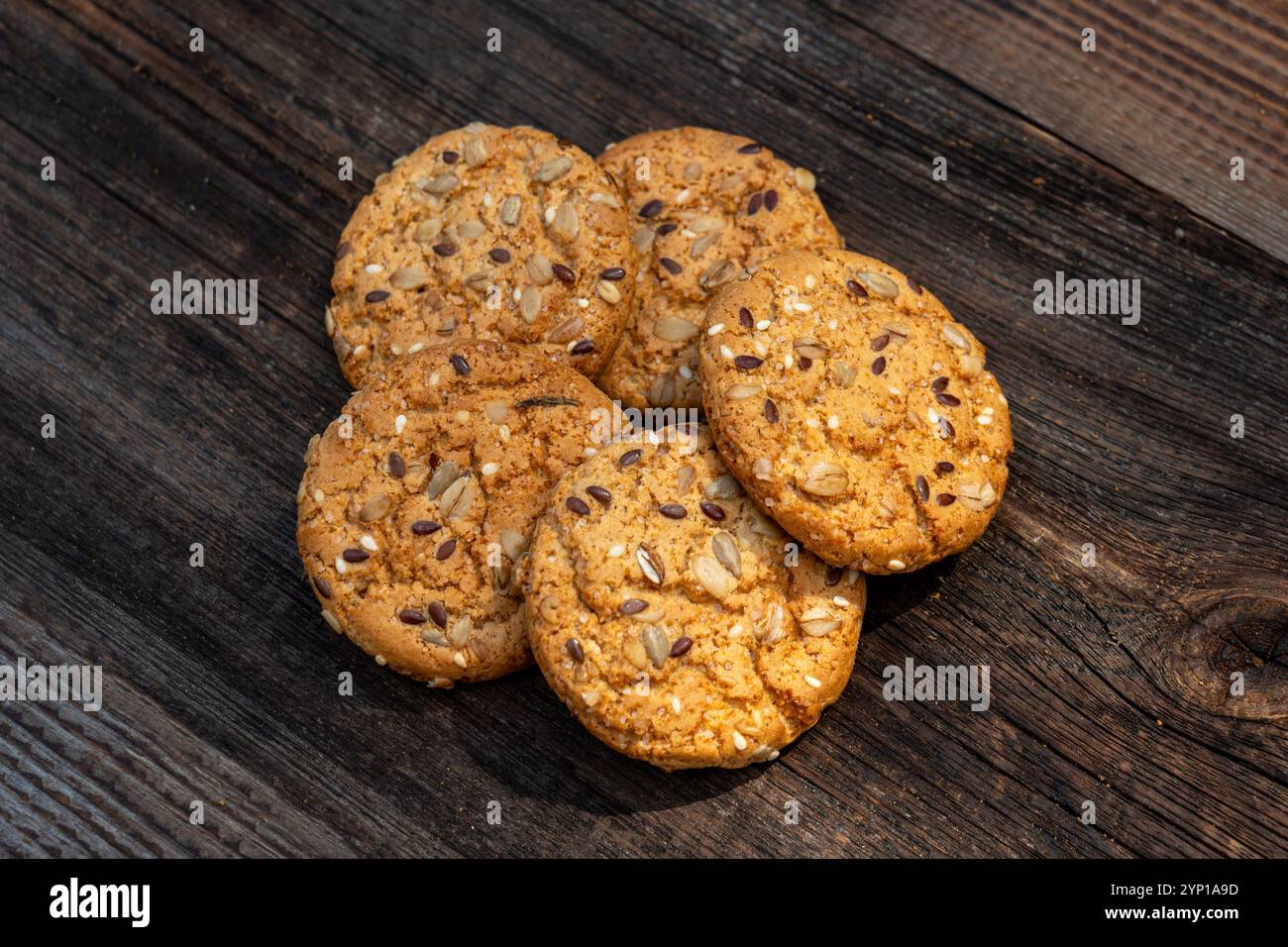 Herzförmige Kekse auf Holztisch, süße hausgemachte herzförmige Kekse mit Haferflocken. Haferkekse mit Sesamsamen. Haferkekse mit siehe Stockfoto