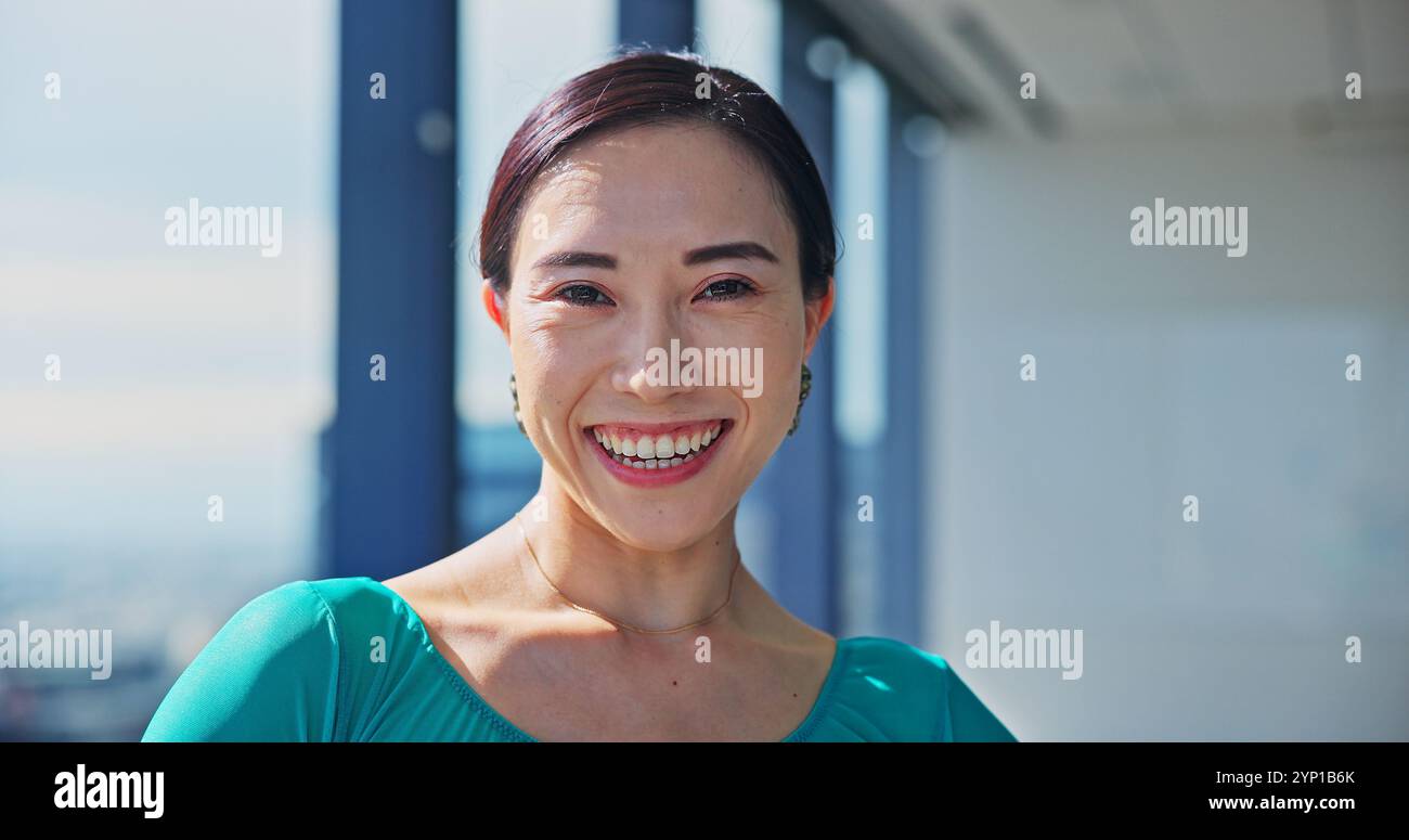 Porträt, Japanerin und Lächeln im Tanzstudio zum Üben, Training und Choreographie im Ballett. Selbstvertrauen, Stolz und professionelle Tänzerin für Stockfoto