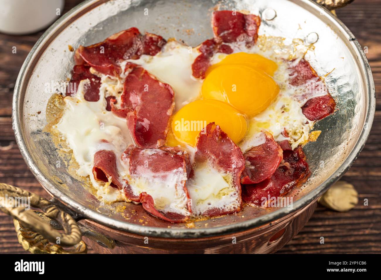 Traditionelles türkisches Frühstückseier mit gebratenem Pastrami oder Speck. Türkischer Name Pastirmali yumurta Stockfoto