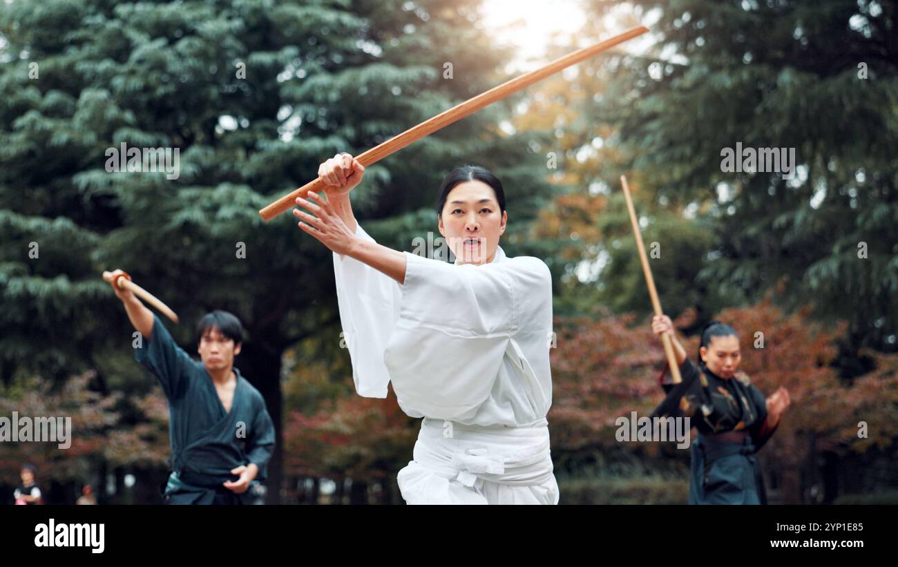 Holzschwert, Japaner und Outdoor in Training, Sport und Sport für Kampfkunst oder Aikido. Schüler, Waffen und Erbe für die Herausforderung Stockfoto