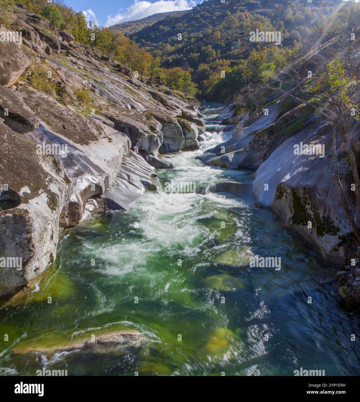 Los Pilones Gebiet, riesige Granit-Rundschalen, die durch Flußerosion ausgegraben wurden. Garganta de los Infiernos Reserve. Extremadura, Spanien Stockfoto