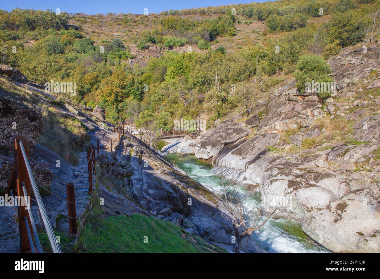 Garganta de los Infiernos Reserve. Die Fußgängerbrücke von Los Pilones unten, Extremadura, Spanien Stockfoto