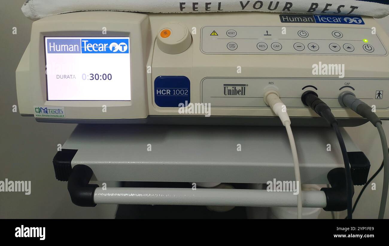 Professionelles Medizinprodukt für die Physiotherapie mit Tecar-Technologie. Nahaufnahme der Human Tecar-Maschine zur Rehabilitation und Schmerzlinderung. Stockfoto