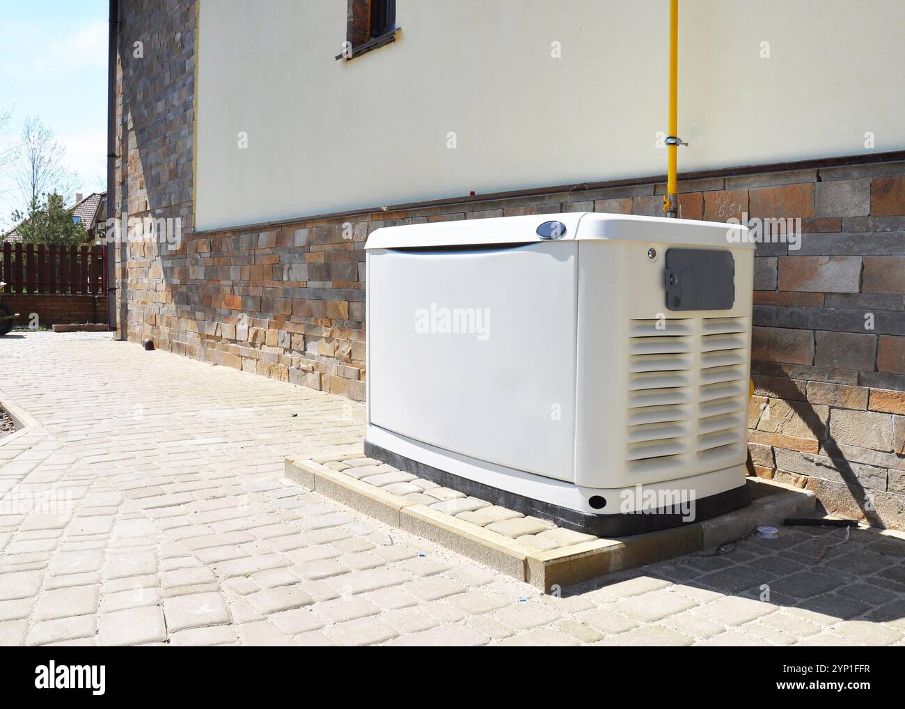 Erdgas-Notstromgenerator für Wohngebäude. Auswahl eines Standorts für den Standby-Generator. Stockfoto