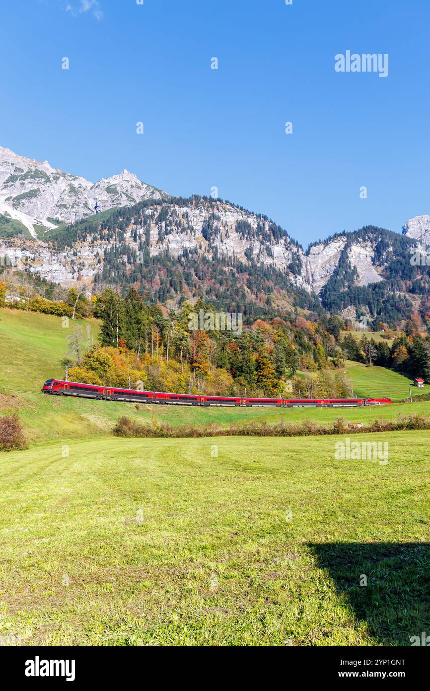 Braz, Österreich - 30. Oktober 2024: Railjet-Personenzug der Österreichischen Bundesbahnen ÖBB auf der Arlberger Eisenbahnstrecke im Herbst in den Österreichischen Alpen in B Stockfoto