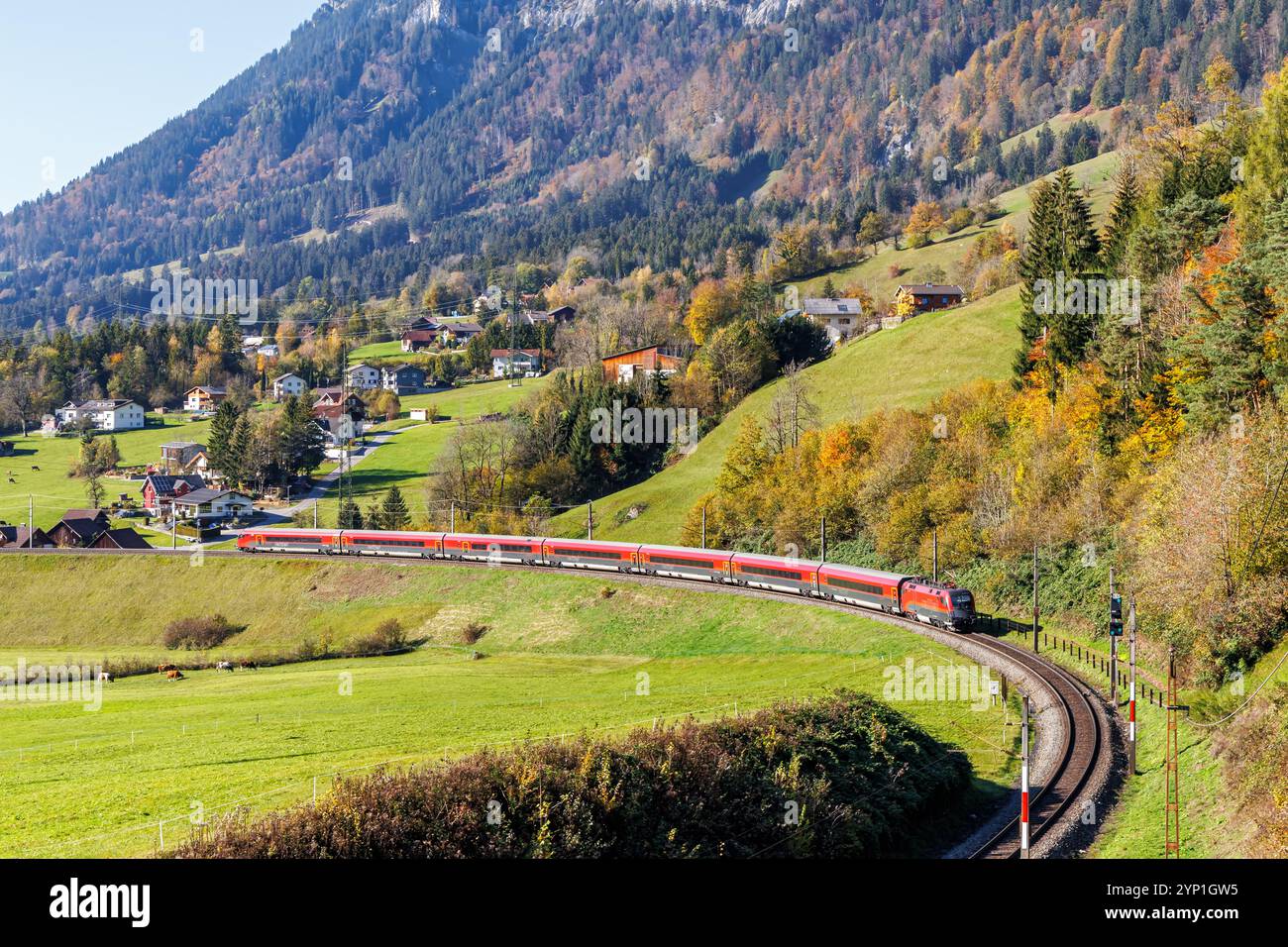 Braz, Österreich - 30. Oktober 2024: Railjet-Personenzug der Österreichischen Bundesbahnen ÖBB auf der Arlberger Eisenbahnstrecke im Herbst in den Österreichischen Alpen in B Stockfoto