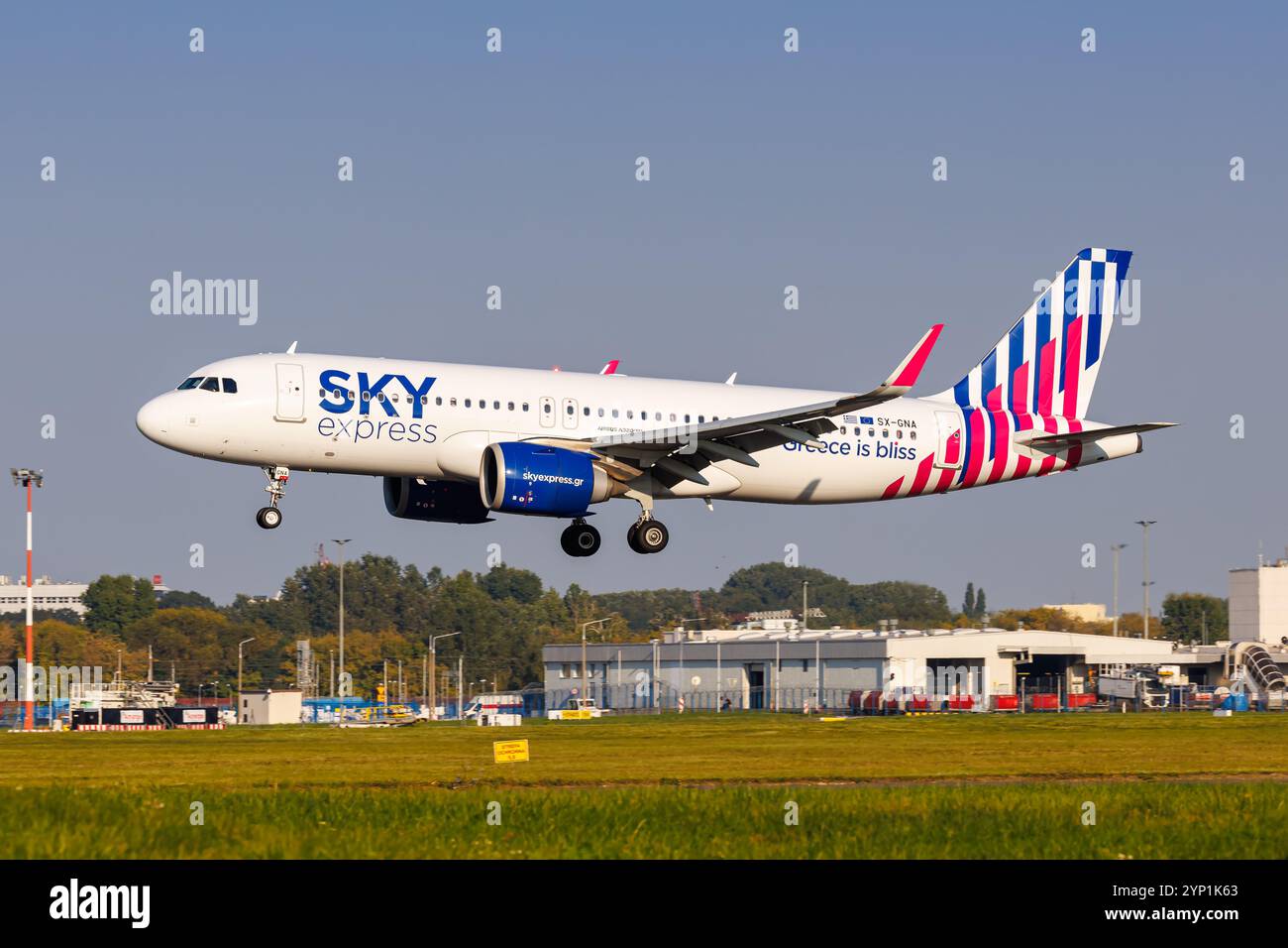 Warschau, Polen - 20. September 2024: Flugzeug des SKY Express Airbus A320neo am Flughafen Warschau in Polen. Stockfoto
