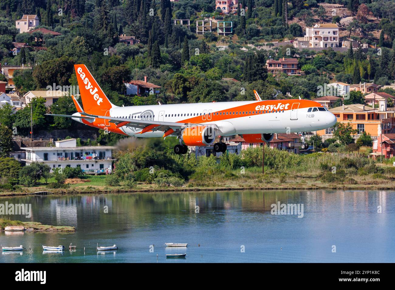 Korfu, Griechenland - 7. Juni 2024: EasyJet Airbus A321neo am Flughafen Korfu in Griechenland. Stockfoto