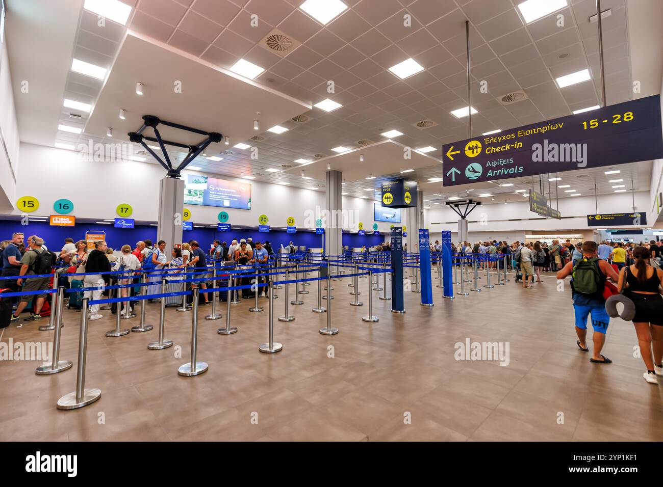 Korfu, Griechenland - 8. Juni 2024: Terminal des Flughafens Korfu in Griechenland. Stockfoto