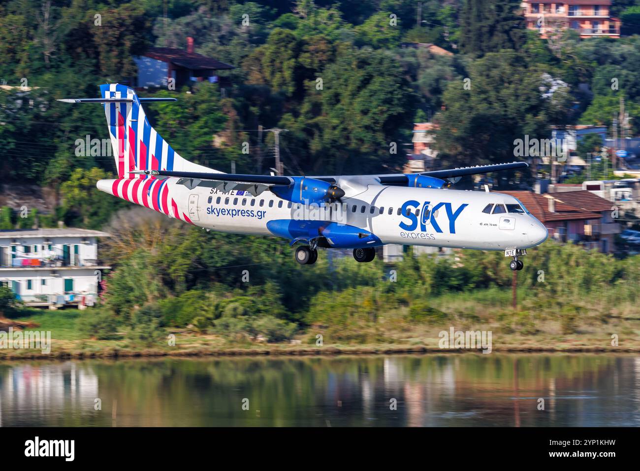 Korfu, Griechenland - 8. Juni 2024: Sky Express ATR 72-600 Flugzeug am Flughafen Korfu in Griechenland. Stockfoto
