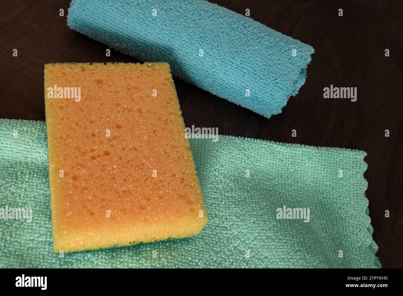 Mikrofaser-Reinigungstücher und Badezimmerschwamm - Grundausstattung für Geschirrspülung, Reinigung und Housekeeping Stockfoto