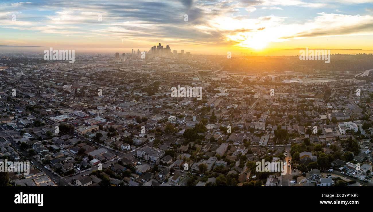 Los Angeles Skyline Luftaufnahme Drohne in der Innenstadt bei Sonnenuntergang Panorama in Kalifornien USA Stockfoto