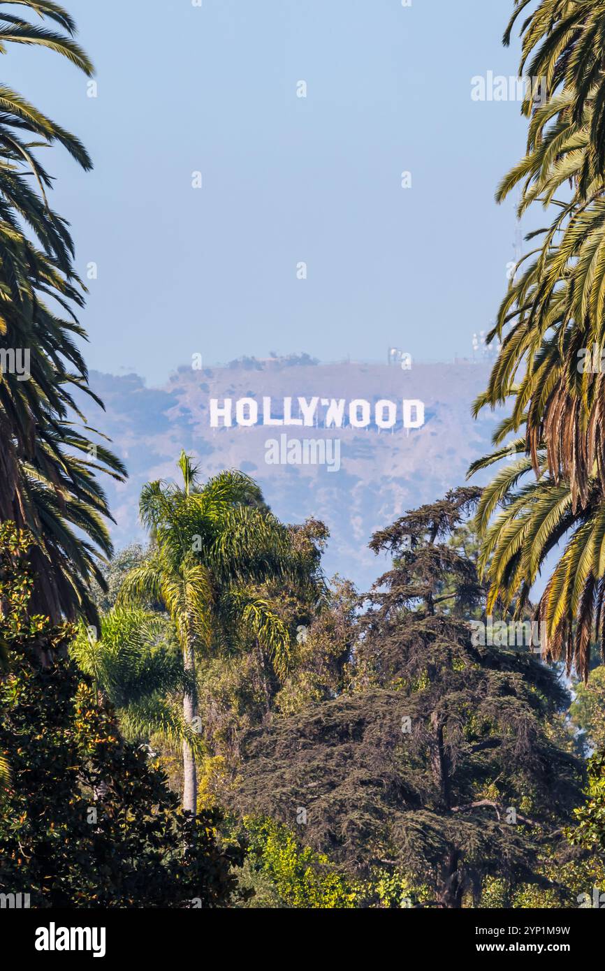 Hollywood-Schild im Porträtformat Mount Mt Lee in Los Angeles, USA Stockfoto
