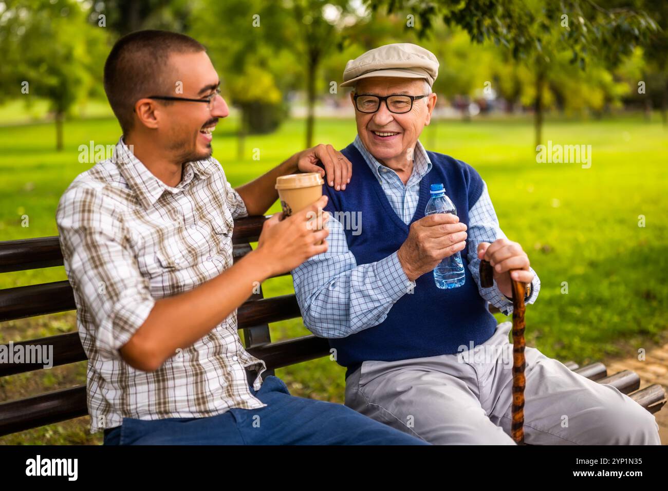 Porträt von glücklichem Großvater und Enkel im Park. Sie verbringen Zeit miteinander und haben Spaß. Stockfoto