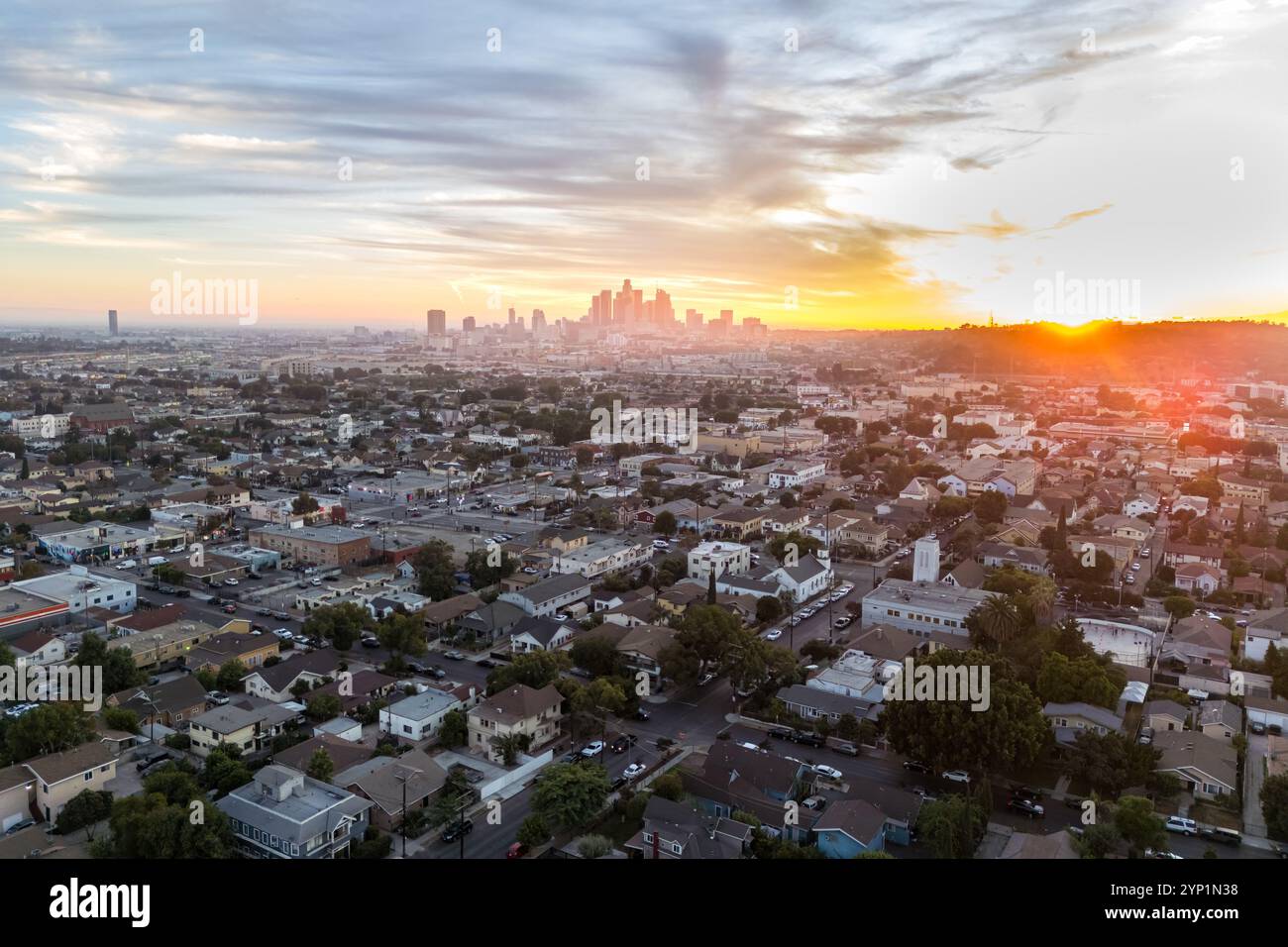 Die Skyline von Los Angeles mit Fotodrohne in der Innenstadt bei Sonnenuntergang in Kalifornien, USA Stockfoto