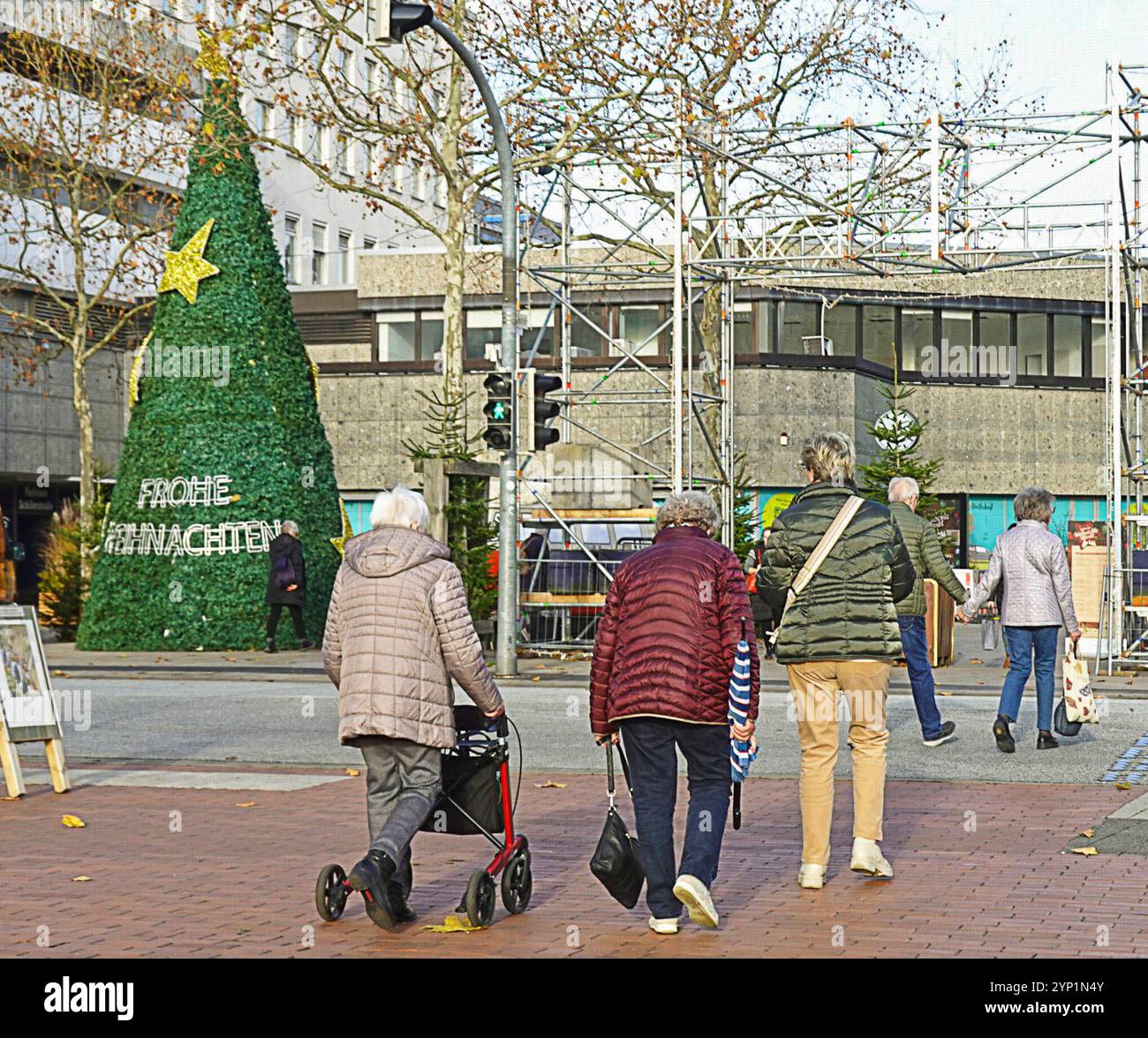 Ob es für Wolfsburg Einwohner ein Frohes Weihnachtsfest geben wird - wie hier gesehen am 26.11.2024 auf der Porschestraße in Wolfsbrug *** ob es für Wolfsburger eine frohe Weihnachten geben wird, wie hier am 26 11 2024 auf der Porschestraße in Wolfsbrug zu sehen ist Stockfoto