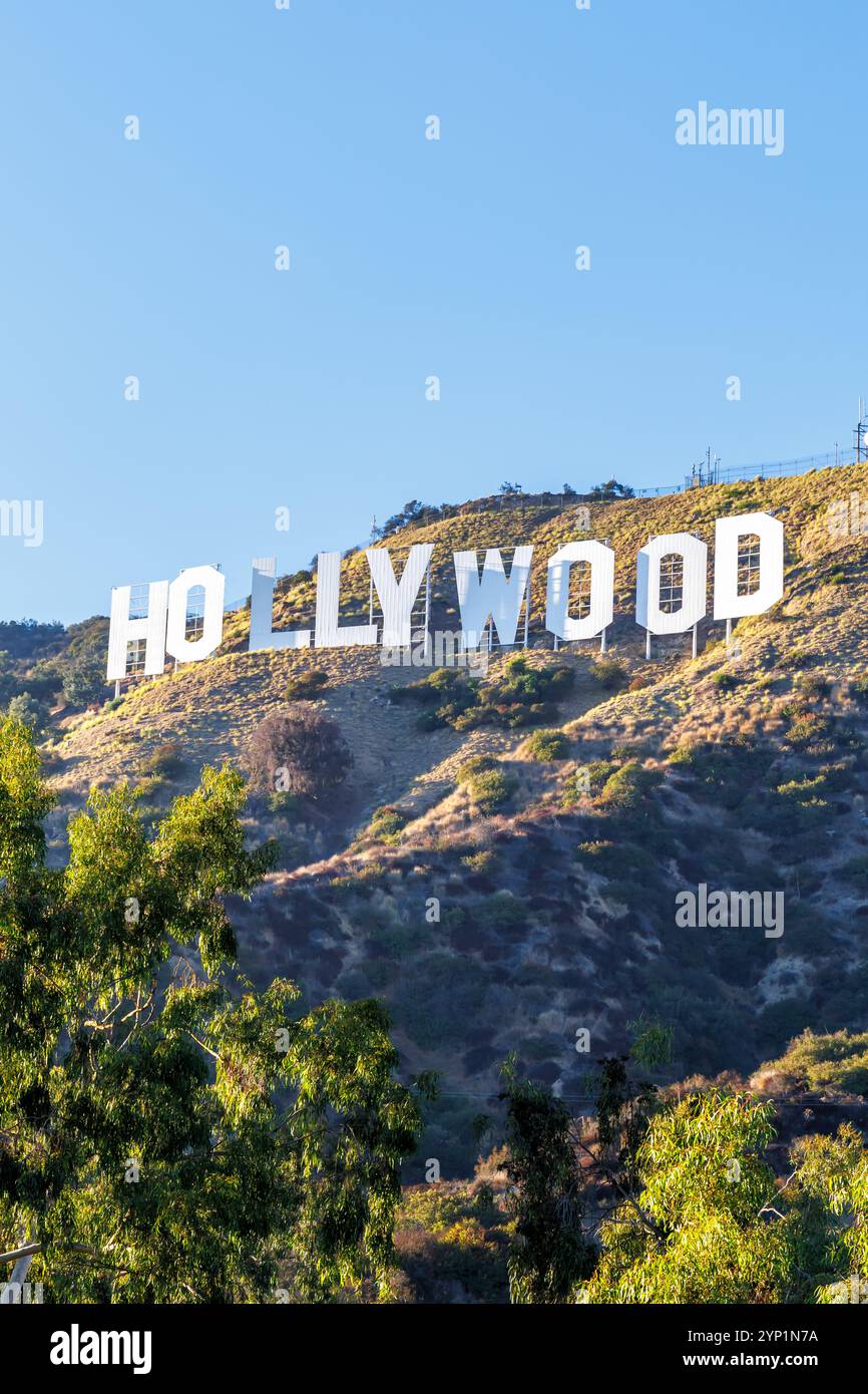 Hollywood-Schild im Porträtformat Mount Mt Lee in Los Angeles, USA Stockfoto