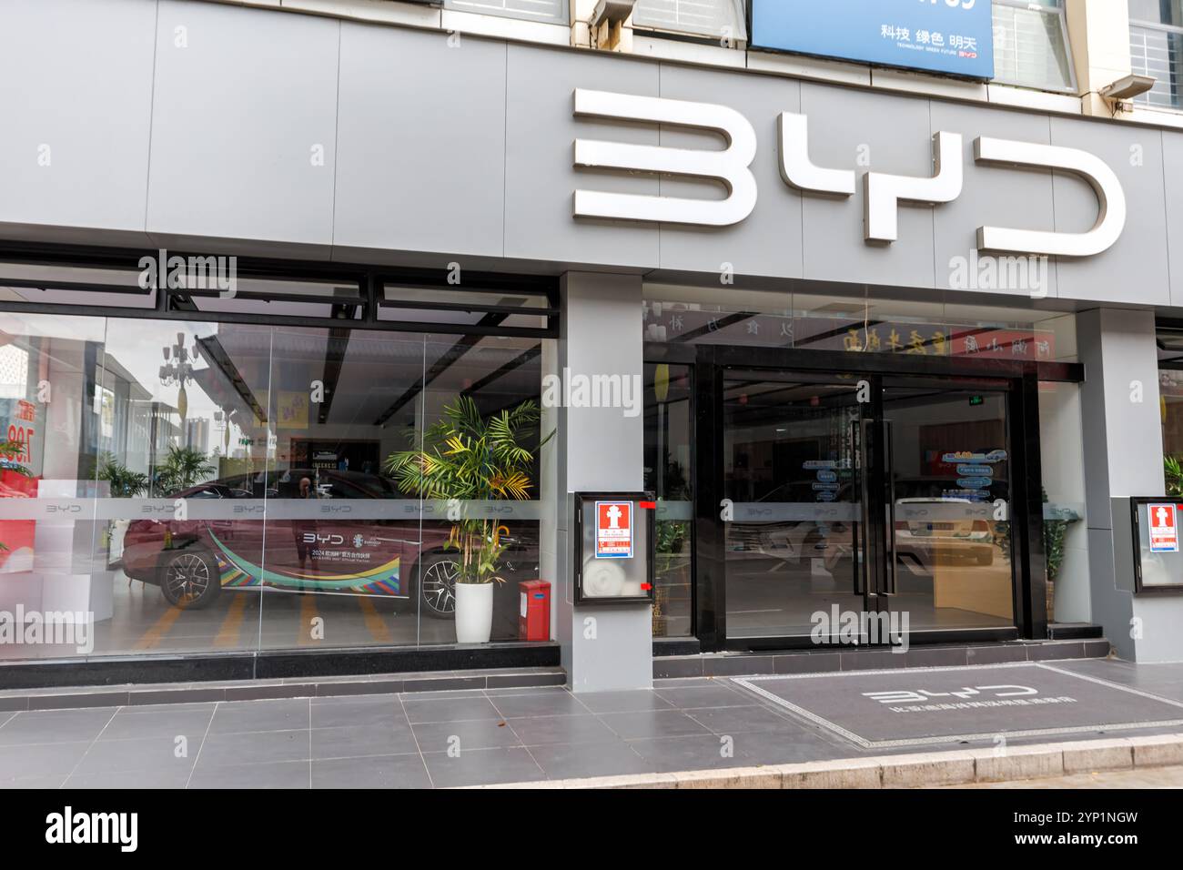 Shenzhen, China - 4. April 2024: Autohändler der chinesischen Marke BYD Build Your Dream in Shenzhen, China. Stockfoto