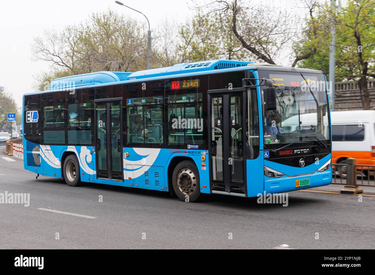 Peking, China - 13. April 2024: Elektrobus der chinesischen Marke FOTON Batteriefahrzeug in Peking, China. Stockfoto
