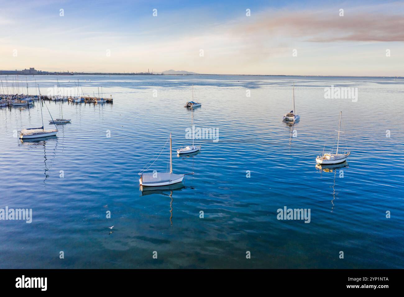 Aus der Vogelperspektive auf Boote und Yachten, die in einer ruhigen Bucht von Geelong in Victoria, Australien, vor Anker gehen Stockfoto