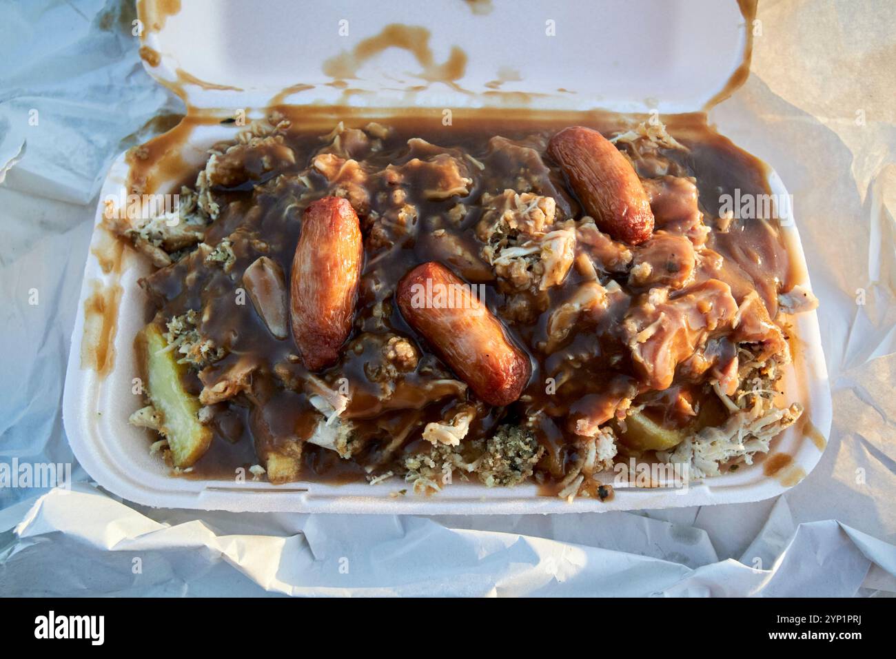 weihnachtschip zum Mitnehmen oder weihnachtschip, geliefert von einem Take-away in Belfast, Nordirland. Der weihnachtschip repliziert ein weihnachtsessen Stockfoto