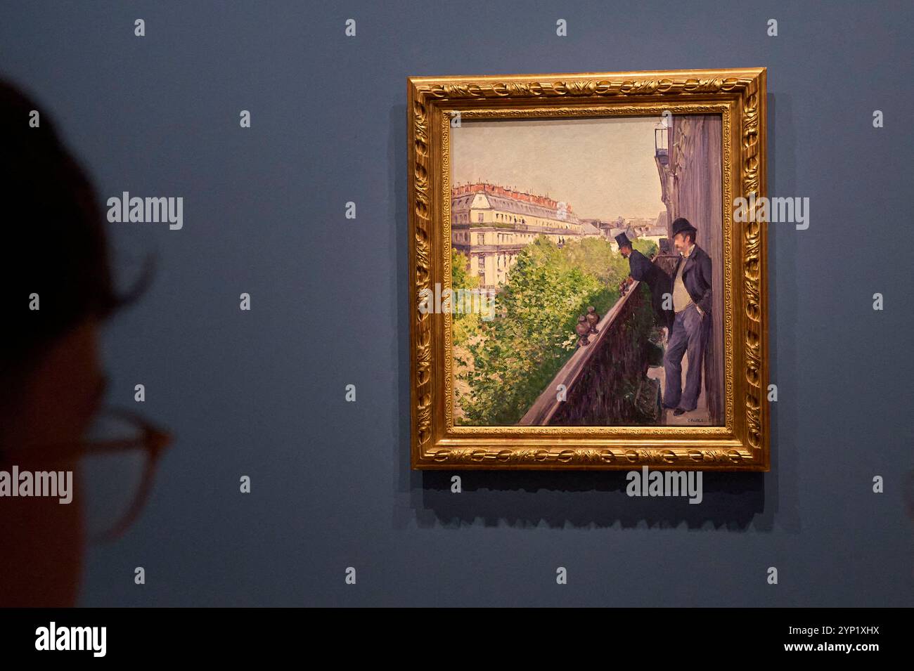 Besucher sehen Gustave Caillebottes Gemälde im Musee d'Orsay am 27. November 2024 in Paris, Frankreich. Etwa ein Jahrhundert lang war Gustave Caillebotte der diskreteste unter den Impressionisten und kam erst 1994 wieder ins Rampenlicht, als das Grand Palais in Paris 1894 mit einer denkwürdigen Retrospektive sein hundertjähriges Bestehen feierte. Seitdem war der französische Maler Gegenstand mehrerer Ausstellungen von London bis Washington, DC bis zur Schweiz. Jetzt haben sich das Musee d'Orsay in Paris, das J. Paul Getty Museum in Los Angeles und das Art Institute of Chicago zusammengeschlossen Stockfoto