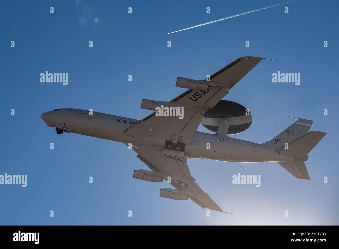 Ein E-3 Sentry Airborne Warn- und Kontrollsystem (AWACS), das der 962. Airborne Air Control Squadron, Joint Base Elmendorf-Richardson, Alaska, zugeordnet ist Stockfoto