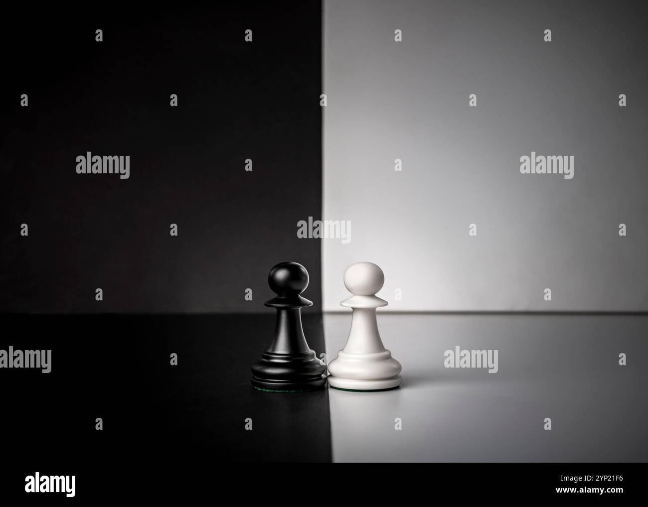 Konzeptionelle Komposition mit Schachwerken in dramatischem Licht, Dualität, gut versus Böse, Dunkelheit versus Licht, Konflikt. Stockfoto