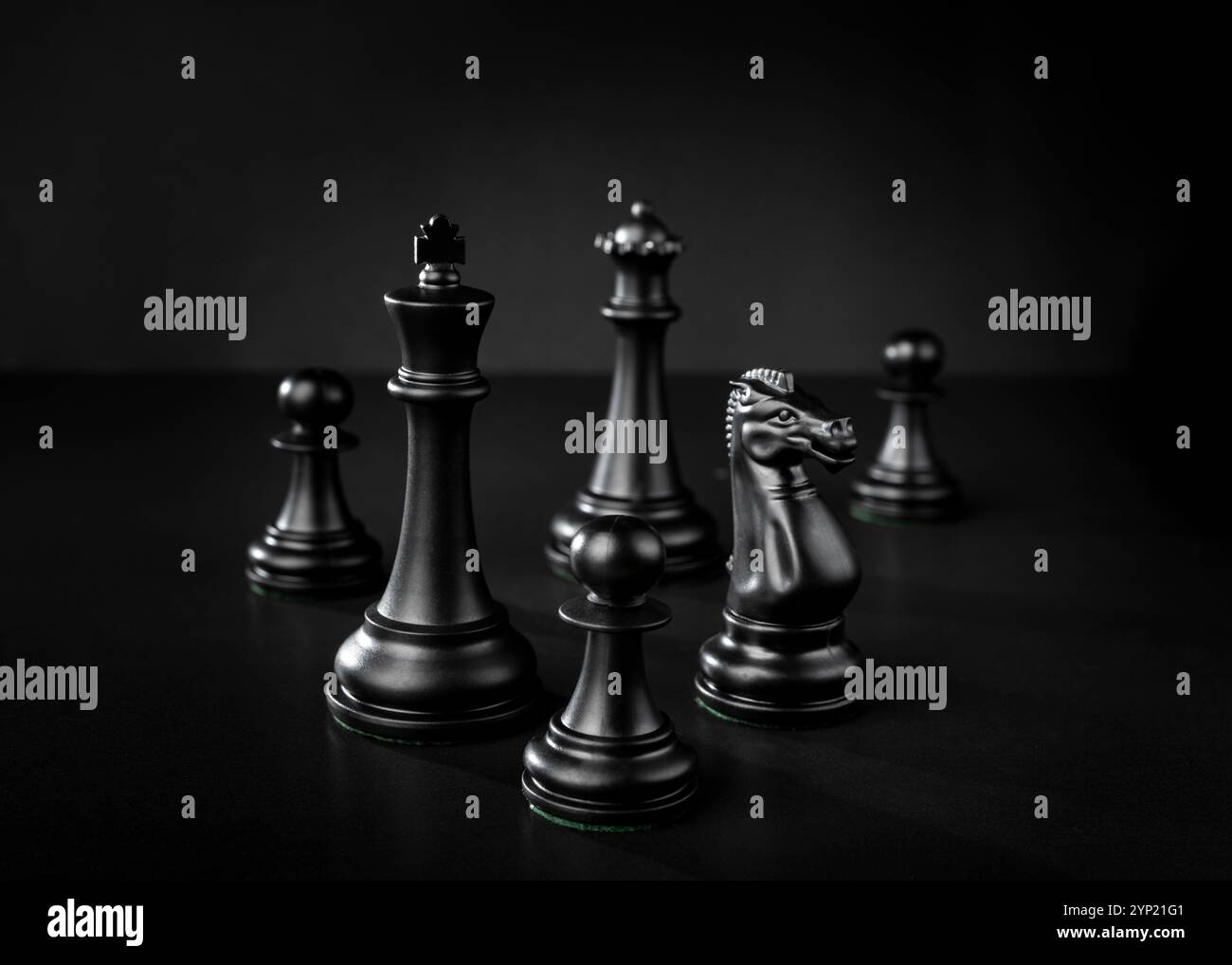 Konzeptionelle Komposition mit Schachwerken in dezenter und dramatischer Beleuchtung, stehen zusammen. Stockfoto