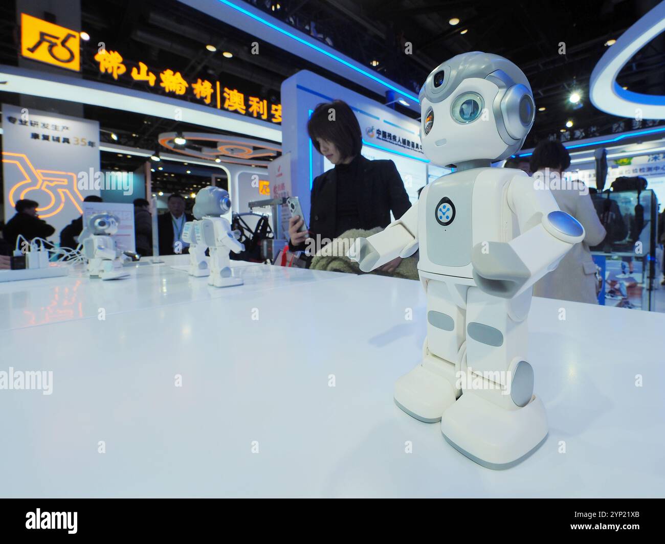 PEKING, CHINA - 28. NOVEMBER 2024 - Besucher sehen auf der China International Welfare Expo 2024 in Peking einen „Desktop-Roboter für die Rehabilitation der oberen Gliedmaßen“ Stockfoto