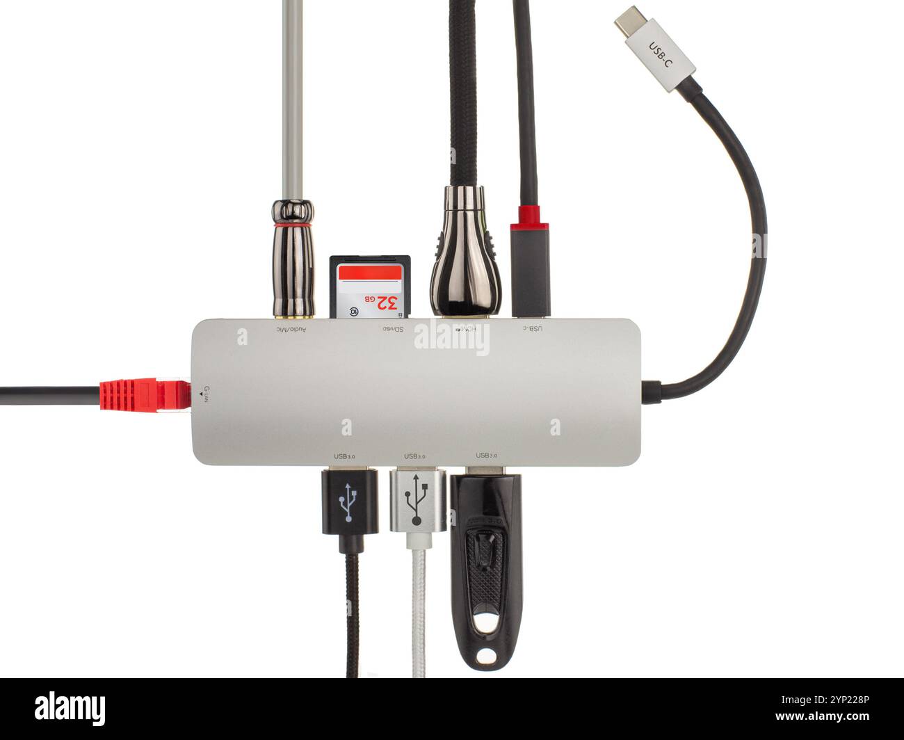 Nahaufnahme eines schlanken USB-Hubs mit verschiedenen angeschlossenen Kabeln und Geräten, die Technologie und Konnektivität veranschaulichen. Stockfoto