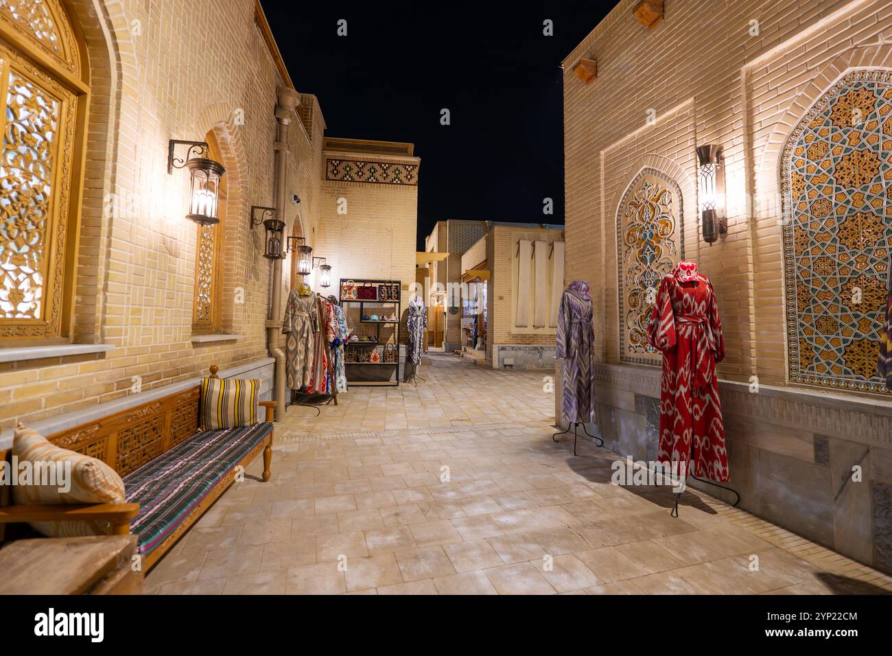 Usbekistan: Verschiedene Souvenirs im Souvenirshop in der ewigen Stadt Samarkand. Stockfoto