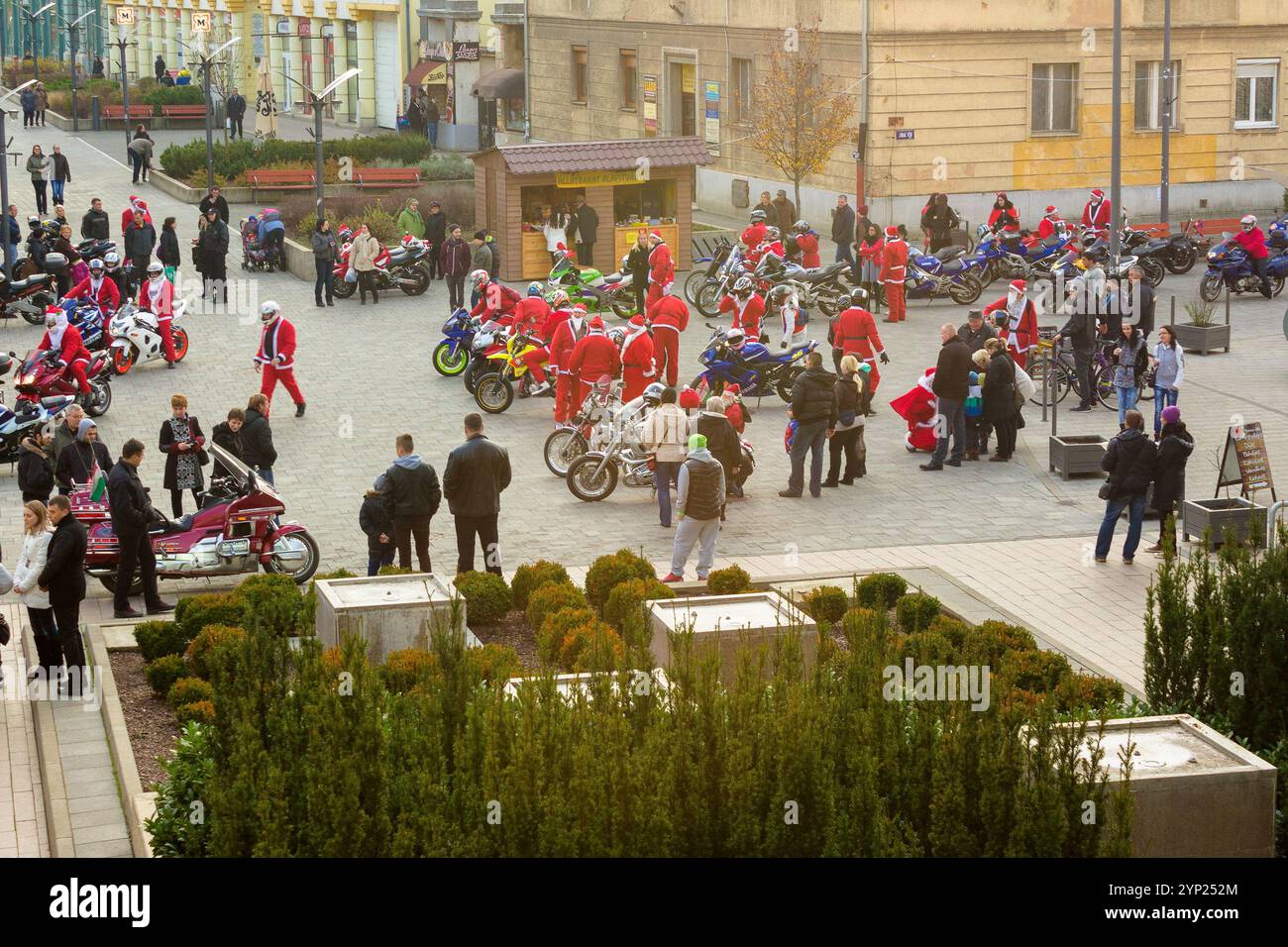 nyiregyhaza, ungarn - 07. dezember 2014: Biker-Gang des weihnachtsmanns im Stadtzentrum Stockfoto