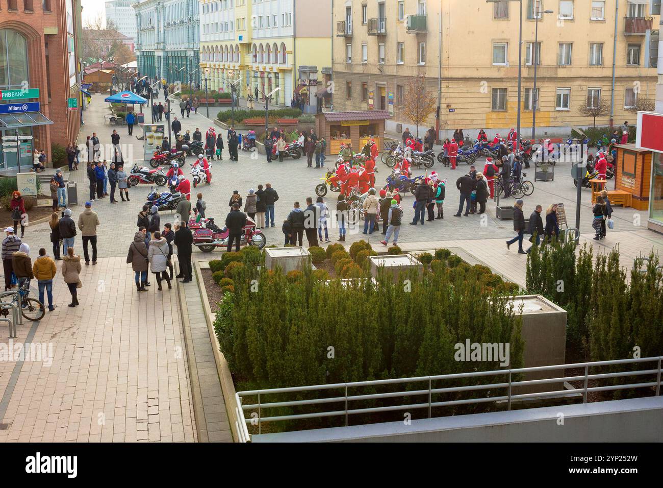 nyiregyhaza, ungarn - 07. dezember 2014: Biker-Gang des weihnachtsmanns im Stadtzentrum. Glückliche Leute, die auf der Straße feiern Stockfoto
