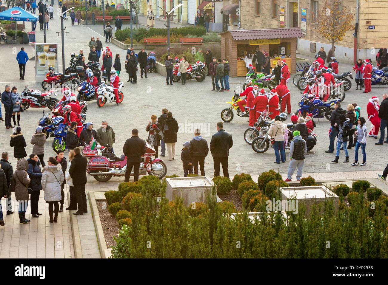 nyiregyhaza, ungarn - 07. dezember 2014: Biker-Gang des weihnachtsmanns im Stadtzentrum. Unkonventionelle weihnachten Stockfoto