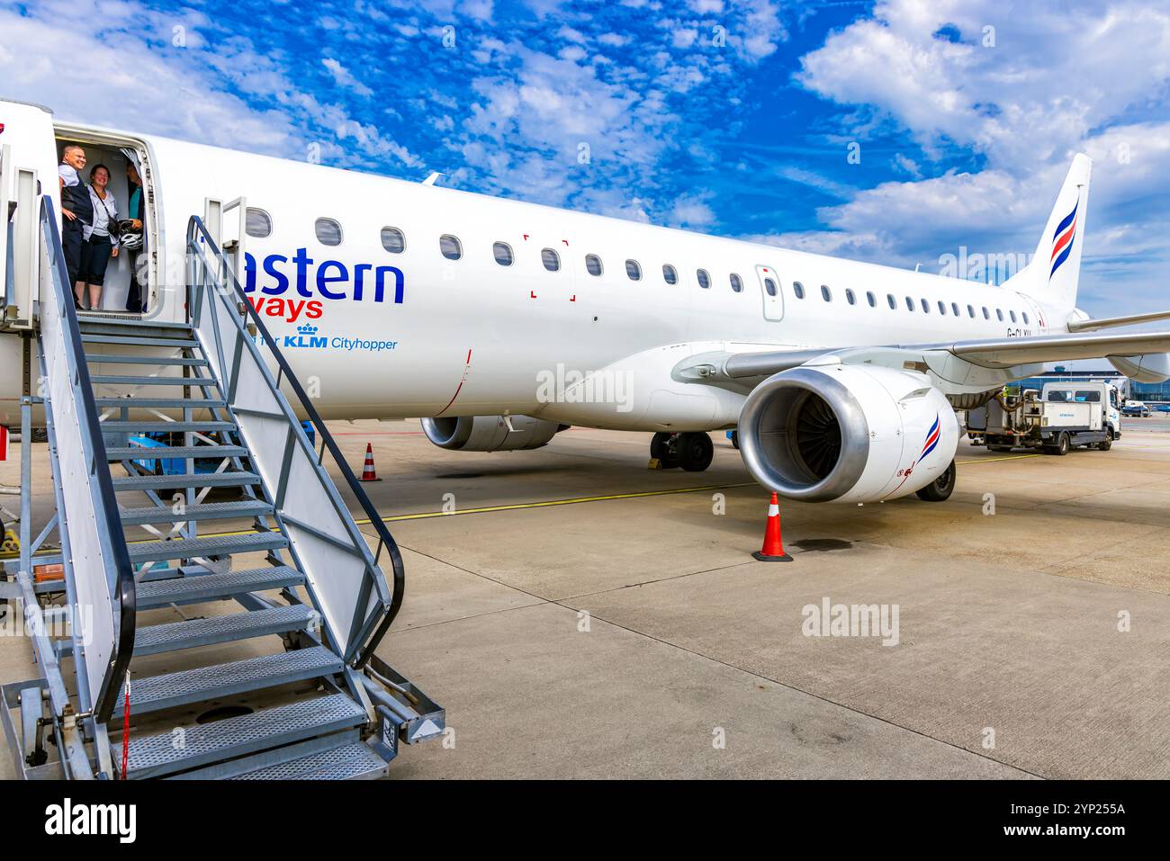 KLM Eastern Flug und Besatzung auf Asphalt am Schipol International Airport, Amsterdam, Holland Stockfoto