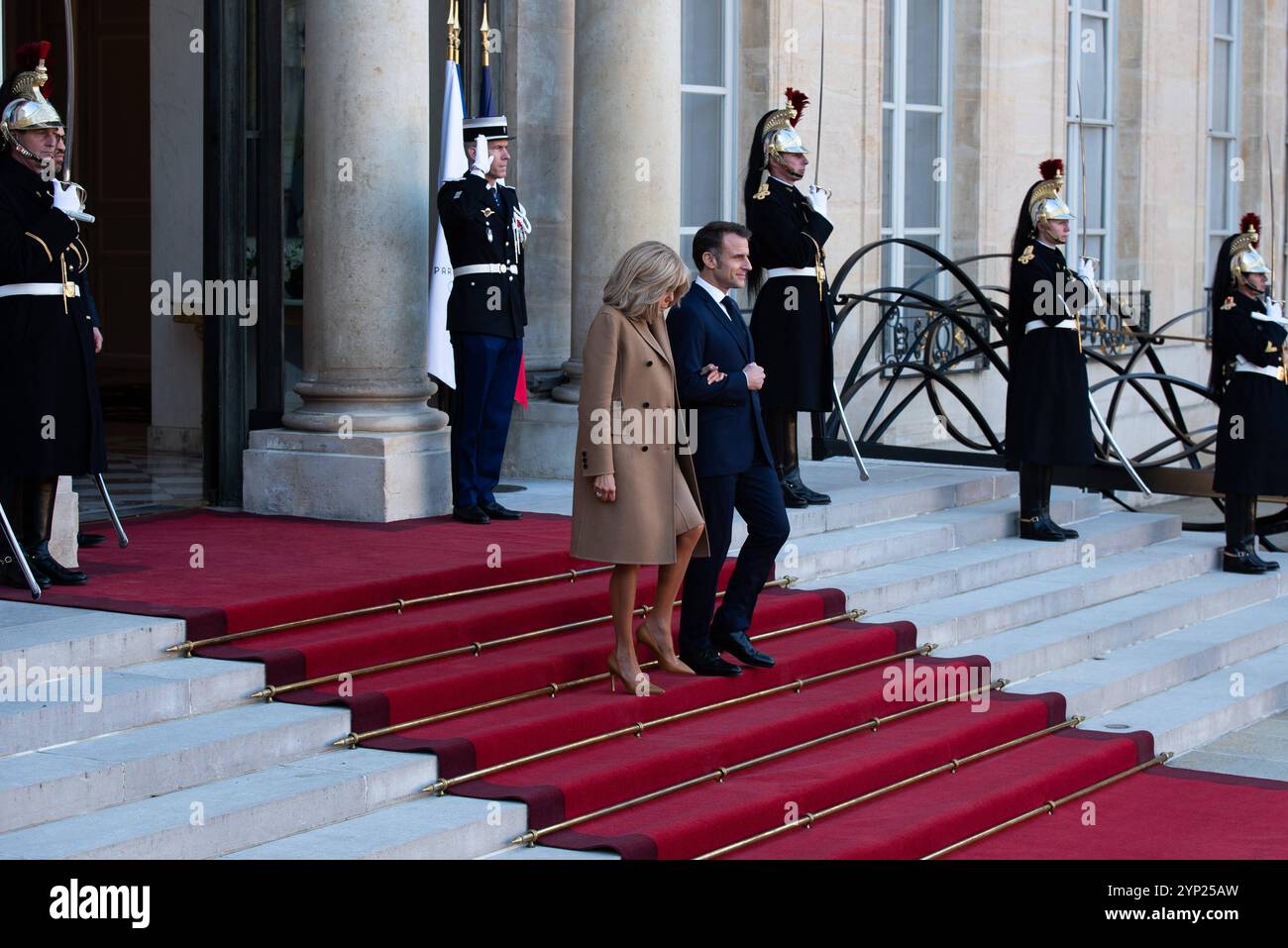 FRANKREICH-POLITIK-TOP-LEVEL-GIPFEL-NIGERIA-AFRIKA der französische Präsident Emmanuel Macron und First Lady Brigitte empfing Nigerias Präsidentin Bola Tinubo, der Frankreich zwei Tage in Begleitung der First Lady im Elysee Palace besucht. Am 28. November 2024 In Paris. PARIS ILE-DE-FRANCE FRANKREICH COPYRIGHT: XANDREAXSAVORANIXNERIX FRANCE-POLITICS-TOP LEVEL SUMMI ASAVORANINERI-8 Stockfoto