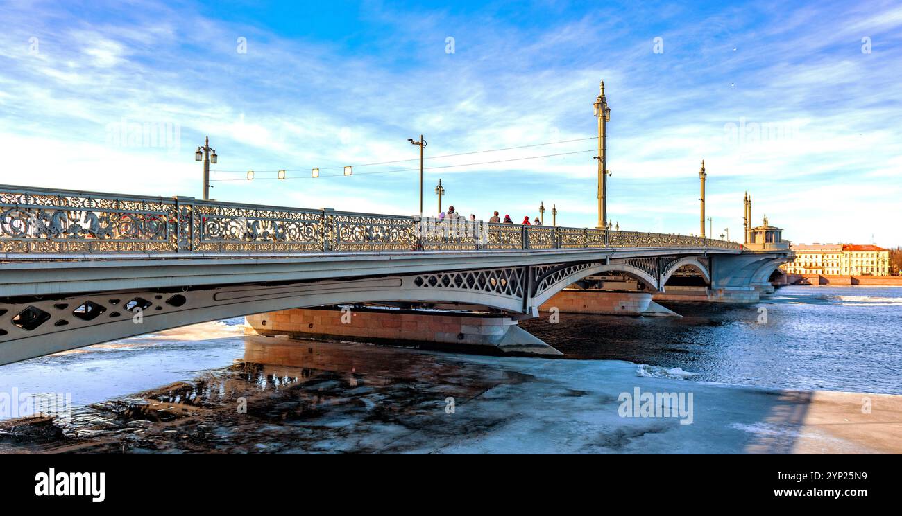 Winterliche Stadtlandschaft Blagoweschtschenski-Brücke in St. Petersburg Stockfoto