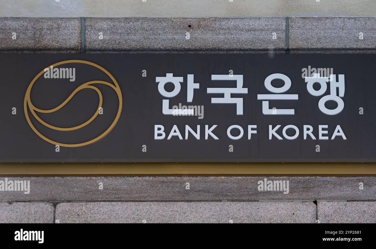 Beschilderung für die Bank of Korea (BOK) am Eingang des Bankgebäudes in Seoul. Das geldpolitische Komitee der Bank of Korea (BOK) senkte seinen Leitzinssatz während einer Sitzung zur Zinsfestsetzung am 28. November in Seoul um 25 Basispunkte auf 3 Prozent. Die Zinssenkung am 28. November erfolgte einen Monat, nachdem die Bank of Korea (BOK) den Zinssatz um einen Viertelprozentpunkt gesenkt hatte und damit die erste Zinssenkung seit August 2021 und die erste Zinssenkung seit Mai 2020 war. Stockfoto