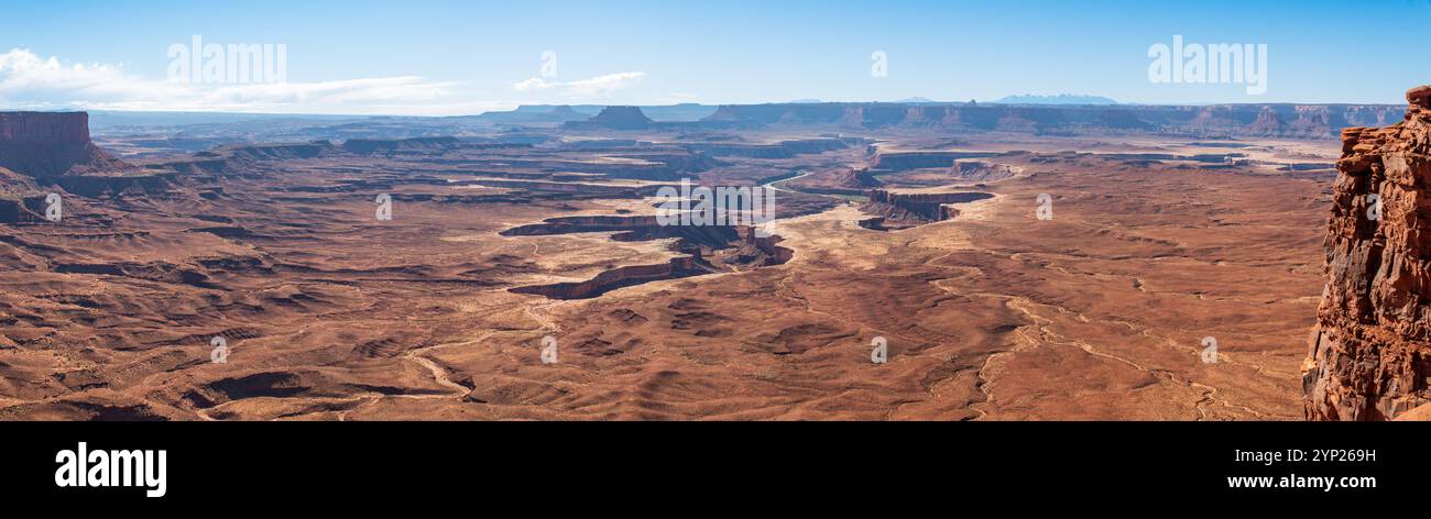 Panoramablick auf den Canyonlands-Nationalpark und den Zusammenfluss von Green River und Colorado River, Utah, USA. Klarer Himmel, Anfang november. Stockfoto
