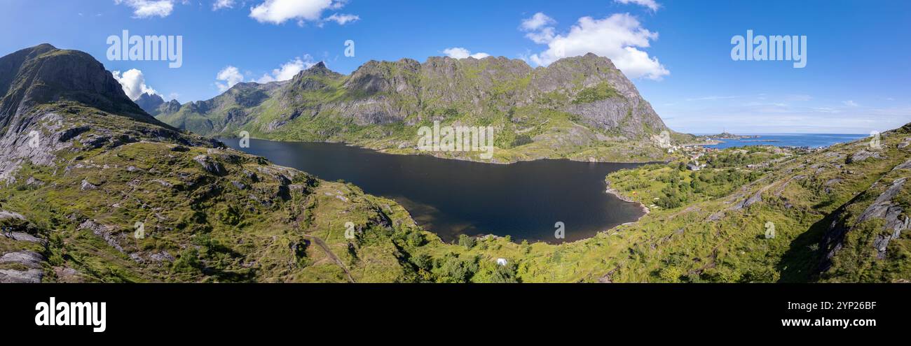 Blick aus der Vogelperspektive über den See Agvatnet im Lofotodden Nationalpark, im Hintergrund Gipfel des Mengelsdalstinden, A i Lofoten, Moskenesoy, Lofoten, Norwegen, Europa Stockfoto