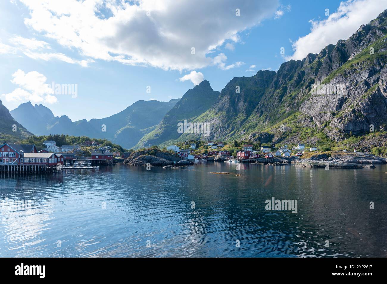 Historisches Fischerdorf vor der Berglandschaft des Lofotodden Nationalparks, A i Lofoten, Moskenesoy, Lofoten, Norwegen, Europa Stockfoto