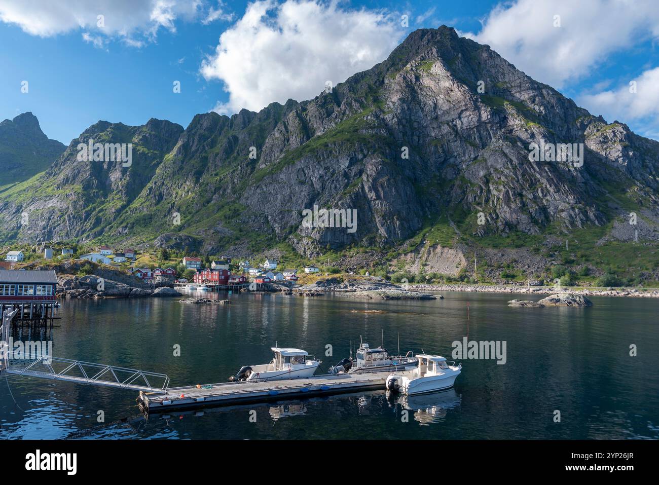 Historisches Fischerdorf vor der Berglandschaft des Lofotodden Nationalparks, A i Lofoten, Moskenesoy, Lofoten, Norwegen, Europa Stockfoto