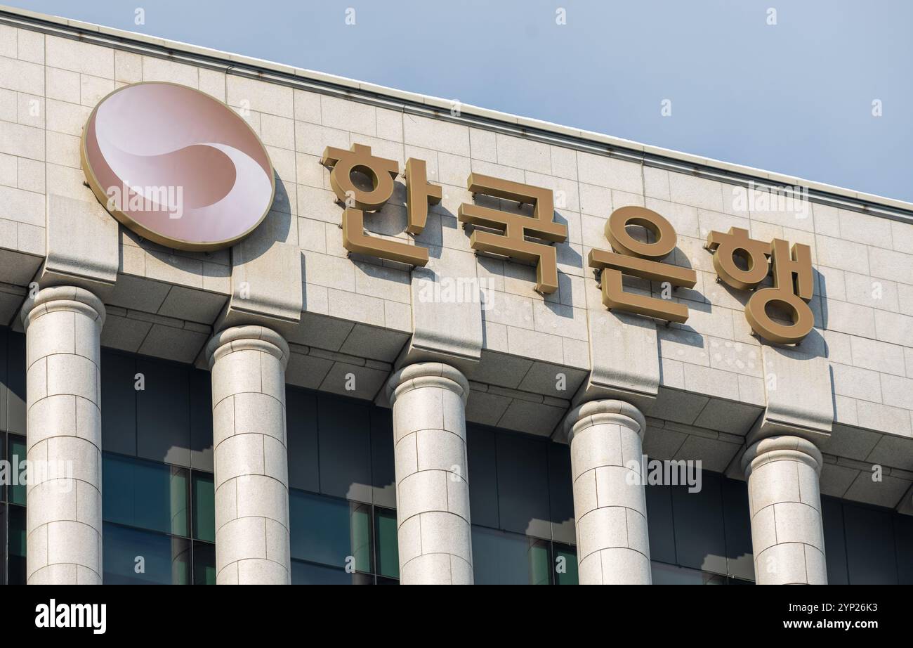 Seoul, Südkorea. November 2024. Beschilderung für die Bank of Korea (BOK) auf dem Bankgebäude in Seoul, Südkorea. Das geldpolitische Komitee der Bank of Korea (BOK) senkte seinen Leitzinssatz während einer Sitzung zur Zinsfestsetzung am 28. November in Seoul um 25 Basispunkte auf 3 Prozent. Die Zinssenkung am 28. November erfolgte einen Monat, nachdem die Bank of Korea (BOK) den Zinssatz um einen Viertelprozentpunkt gesenkt hatte und damit die erste Zinssenkung seit August 2021 und die erste Zinssenkung seit Mai 2020 war. (Foto: Kim Jae-Hwan/SOPA Images/SIPA USA) Credit: SIPA USA/Alamy Live News Stockfoto