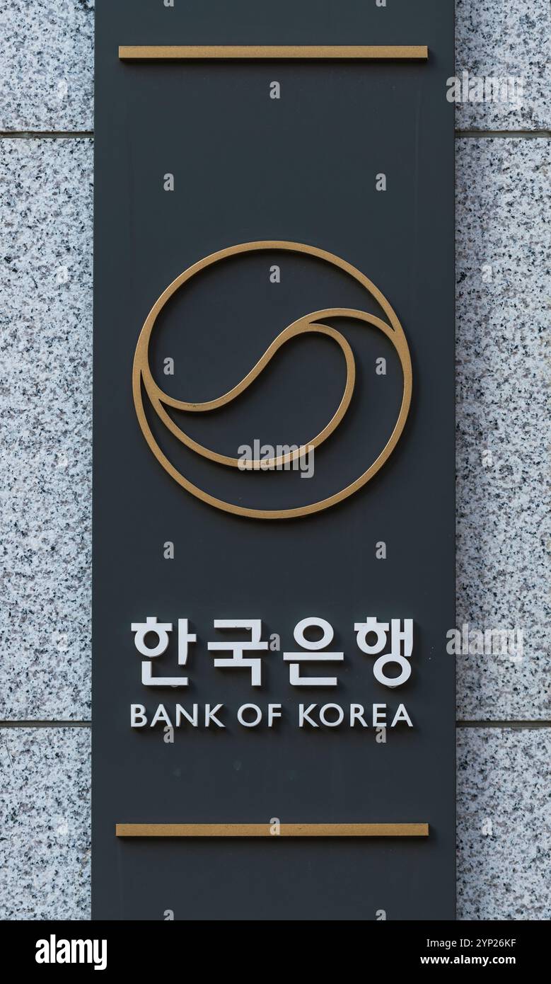 Seoul, Südkorea. November 2024. Beschilderung für die Bank of Korea (BOK) am Haupttor des Bankgebäudes in Seoul. Das geldpolitische Komitee der Bank of Korea (BOK) senkte seinen Leitzinssatz während einer Sitzung zur Zinsfestsetzung am 28. November in Seoul um 25 Basispunkte auf 3 Prozent. Die Zinssenkung am 28. November erfolgte einen Monat, nachdem die Bank of Korea (BOK) den Zinssatz um einen Viertelprozentpunkt gesenkt hatte und damit die erste Zinssenkung seit August 2021 und die erste Zinssenkung seit Mai 2020 war. (Foto: Kim Jae-Hwan/SOPA Images/SIPA USA) Credit: SIPA USA/Alamy Live News Stockfoto
