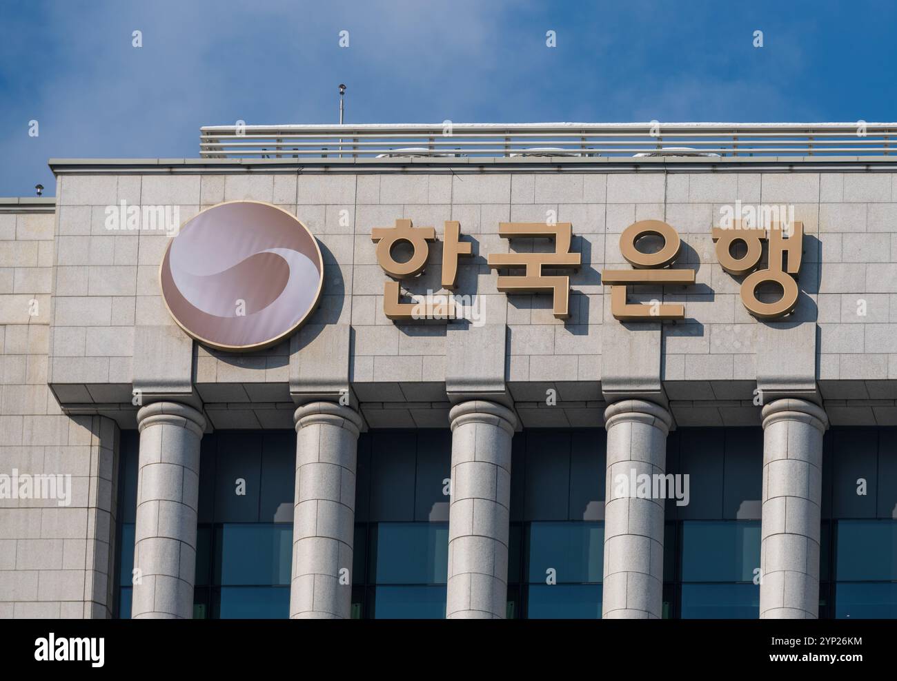 Seoul, Südkorea. November 2024. Beschilderung für die Bank of Korea (BOK) auf dem Bankgebäude in Seoul. Das geldpolitische Komitee der Bank of Korea (BOK) senkte seinen Leitzinssatz während einer Sitzung zur Zinsfestsetzung am 28. November in Seoul um 25 Basispunkte auf 3 Prozent. Die Zinssenkung am 28. November erfolgte einen Monat, nachdem die Bank of Korea (BOK) den Zinssatz um einen Viertelprozentpunkt gesenkt hatte und damit die erste Zinssenkung seit August 2021 und die erste Zinssenkung seit Mai 2020 war. (Foto: Kim Jae-Hwan/SOPA Images/SIPA USA) Credit: SIPA USA/Alamy Live News Stockfoto