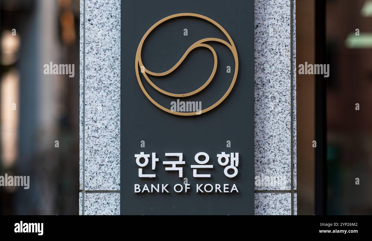 Seoul, Südkorea. November 2024. Beschilderung für die Bank of Korea (BOK) am Haupttor des Bankgebäudes in Seoul. Das geldpolitische Komitee der Bank of Korea (BOK) senkte seinen Leitzinssatz während einer Sitzung zur Zinsfestsetzung am 28. November in Seoul um 25 Basispunkte auf 3 Prozent. Die Zinssenkung am 28. November erfolgte einen Monat, nachdem die Bank of Korea (BOK) den Zinssatz um einen Viertelprozentpunkt gesenkt hatte und damit die erste Zinssenkung seit August 2021 und die erste Zinssenkung seit Mai 2020 war. (Foto: Kim Jae-Hwan/SOPA Images/SIPA USA) Credit: SIPA USA/Alamy Live News Stockfoto