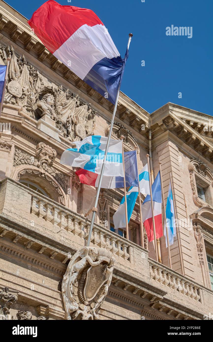 Marseille. Frankreich - 27. November 2024: Rathaus von Marseille mit französischen Flaggen, die die detailreiche Fassade und den klaren blauen Himmel zeigen, perfekt für Themen von Stockfoto