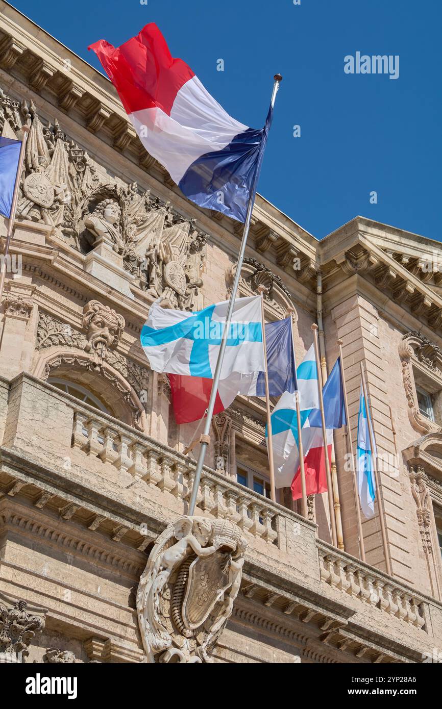 Marseille. Frankreich - 27. November 2024: Das Rathaus von Marseille ist mit französischen Flaggen abgebildet, die die komplexen architektonischen Details und hervorheben Stockfoto
