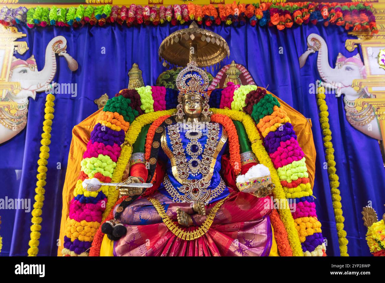 Arul Mihu Navasakthi Vinayagar Tempel im Inneren, Victoria, Seychellen. Der Vinayagar-Tempel ist eine kleine Nachbildung von Hindu-Tempeln, die sich im Süden befinden Stockfoto Arul Mihu Navasakthi Vinayagar Tempel im Inneren, Victoria, Seychellen. Der Vinayagar-Tempel ist eine kleine Nachbildung von Hindu-Tempeln, die sich im Süden befinden Stockfoto